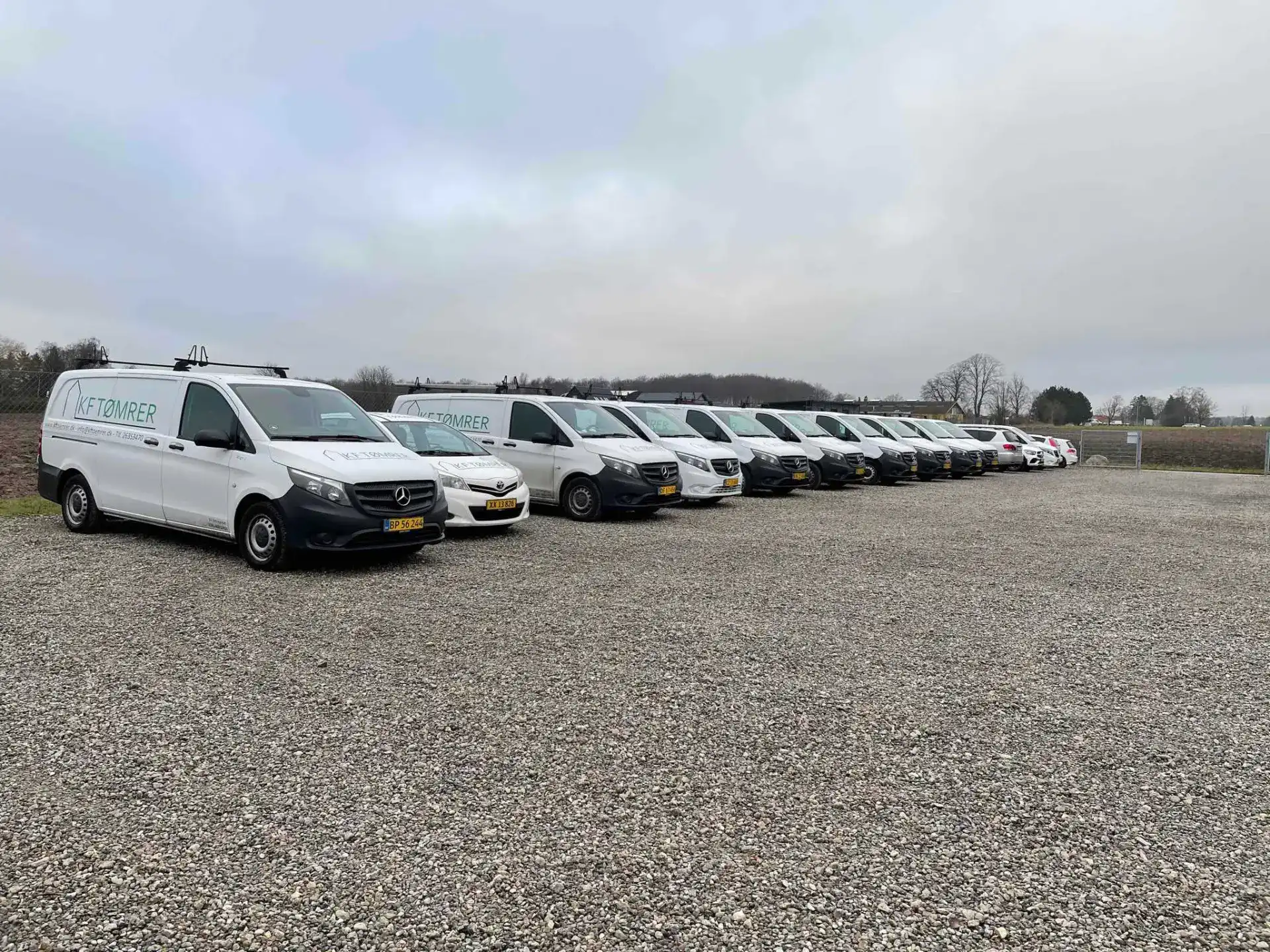 Flåde af KFTømrer ApS servicebiler klar til opgaver.